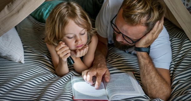 Meisje En Vader Lezen Boek In Tent