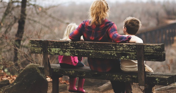 Moeder Met 2 Kinderen Op Bankje